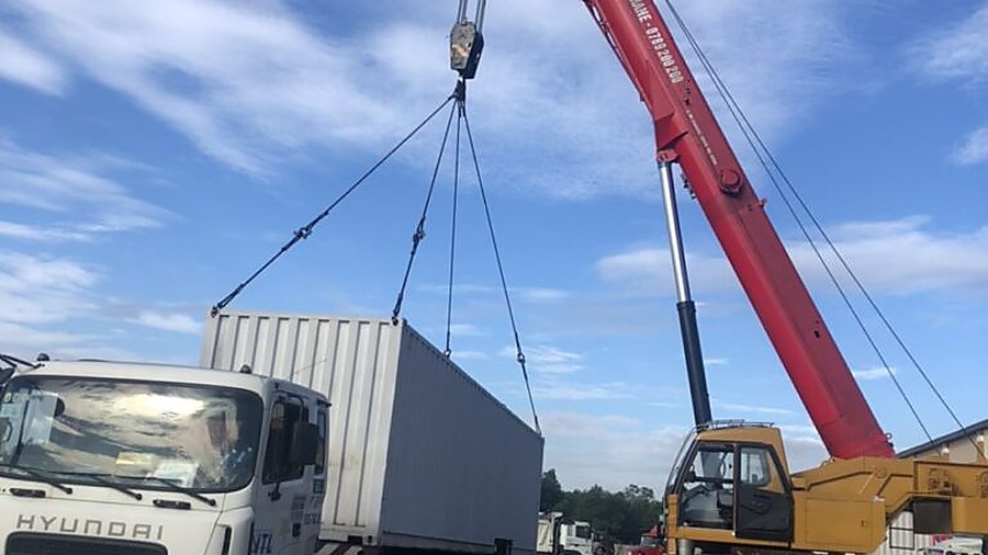Xe cẩu Samcocranes điều đến công trình tại Đồng Nai