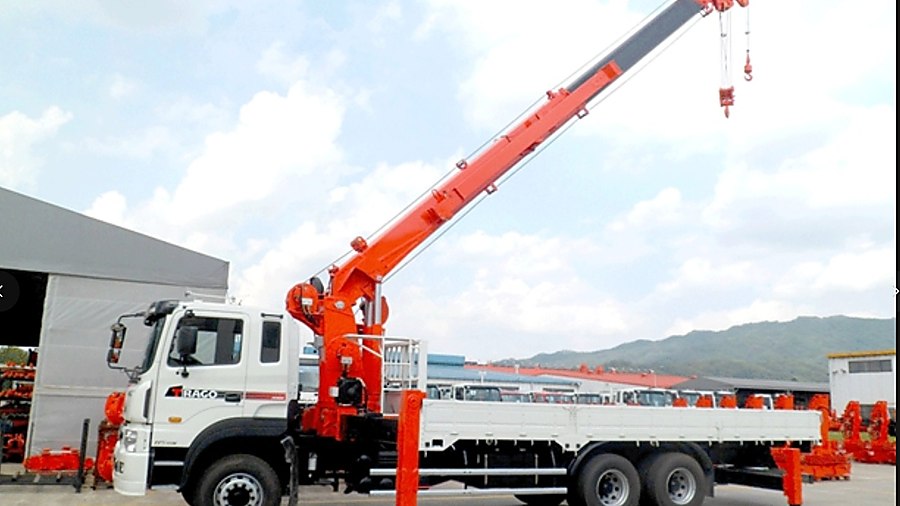 xe cẩu thùng tự hành cần vươn cao bốc dỡ hàng hóa