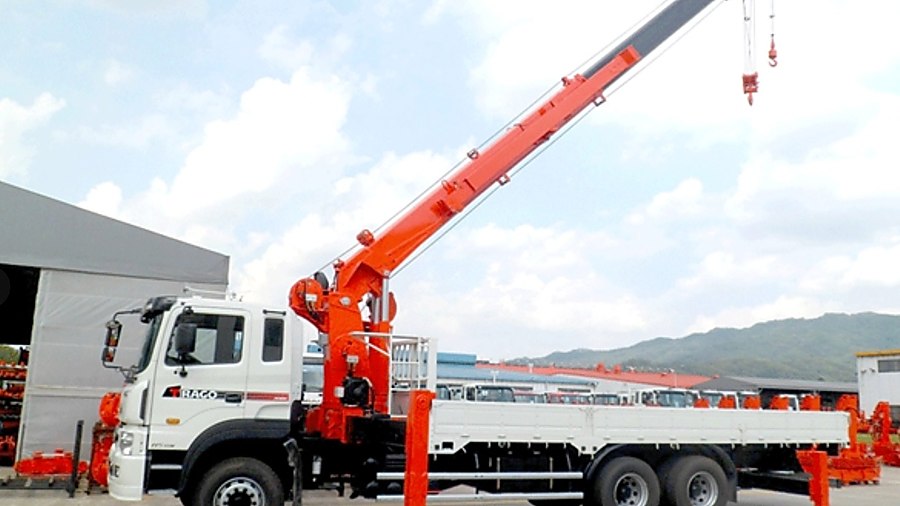 xe cẩu thùng tự hành cẩu hàng hóa máy móc công trình thực tế