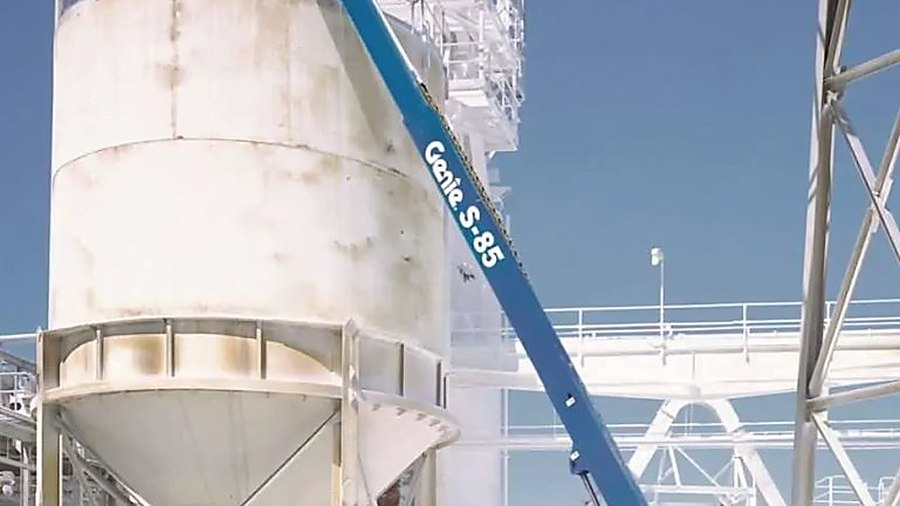 genie s-85 boom lift cần thẳng làm việc tại nhà máy công nghiệp cao