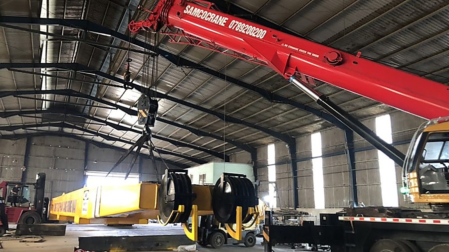 xe cẩu tự hành Samcocranes cẩu máy móc trong nhà xưởng Bình Dương