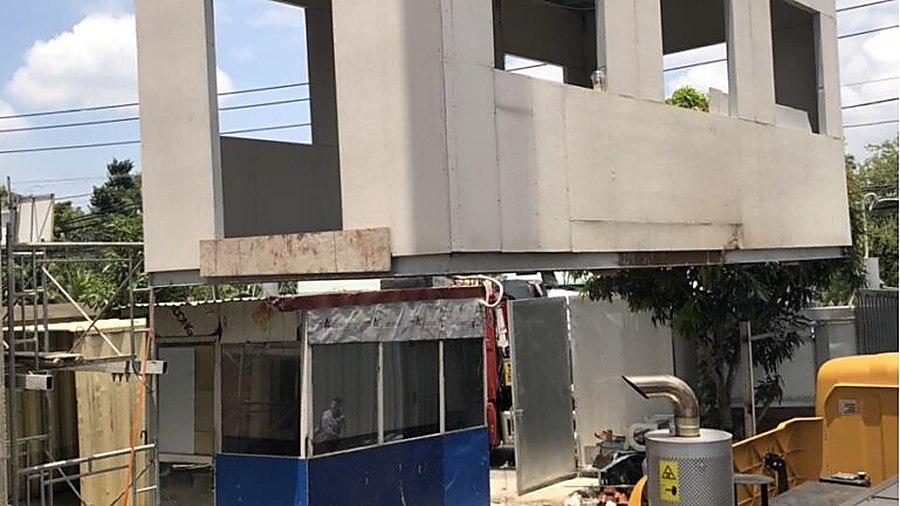 cần cẩu bánh xích nâng module bê tông đúc sẵn lên công trình xây dựng