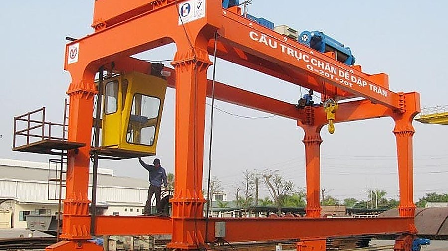 cổng trục chân đế dầm đôi 20 tấn ngoài trời xưởng sản xuất