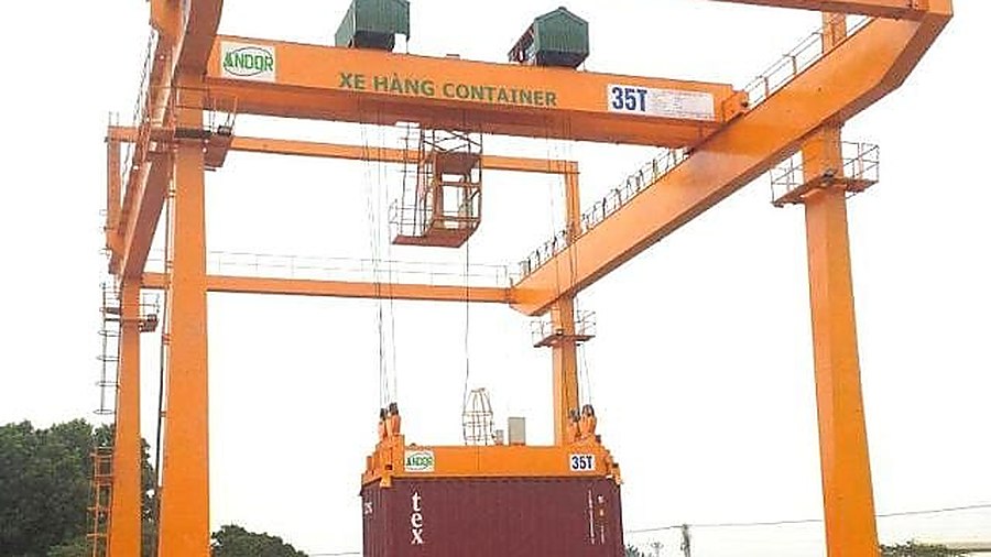 cổng trục container 35 tấn ANDOR đang nâng container bãi hàng