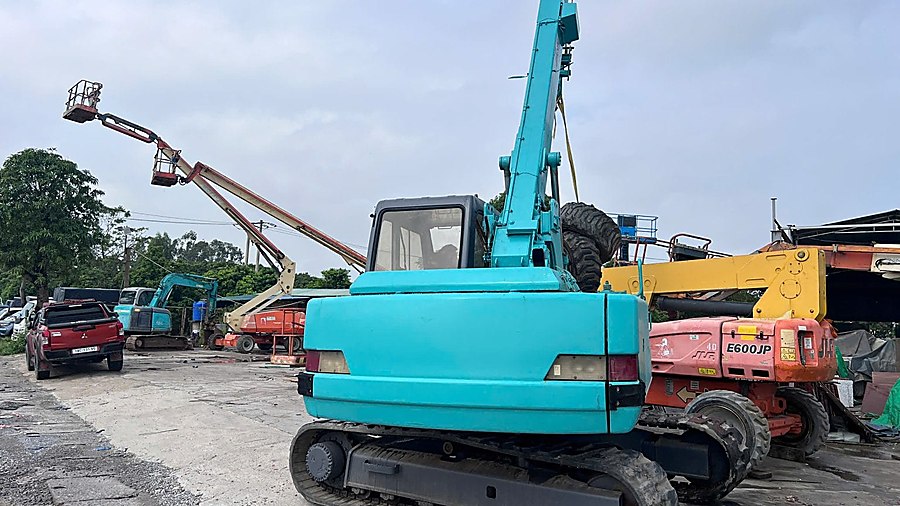 kobelco cẩu bánh xích mini cần thẳng đứng tại bãi thiết bị